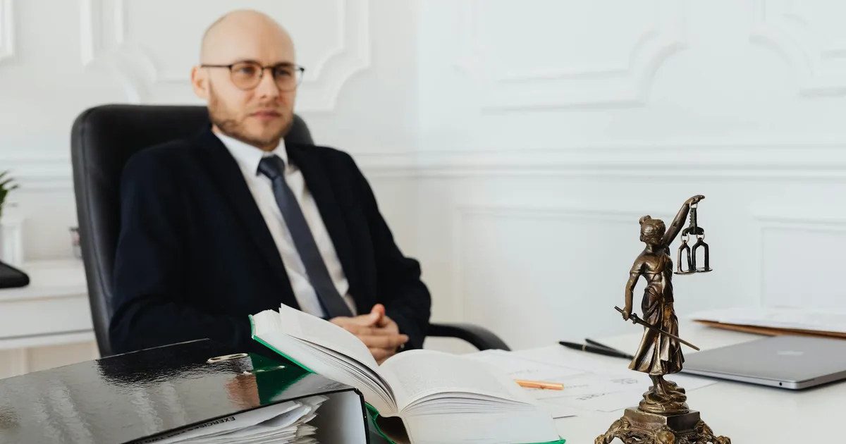 Trabalhador consultando advogado sobre cálculo de rescisão com adicional de confiança