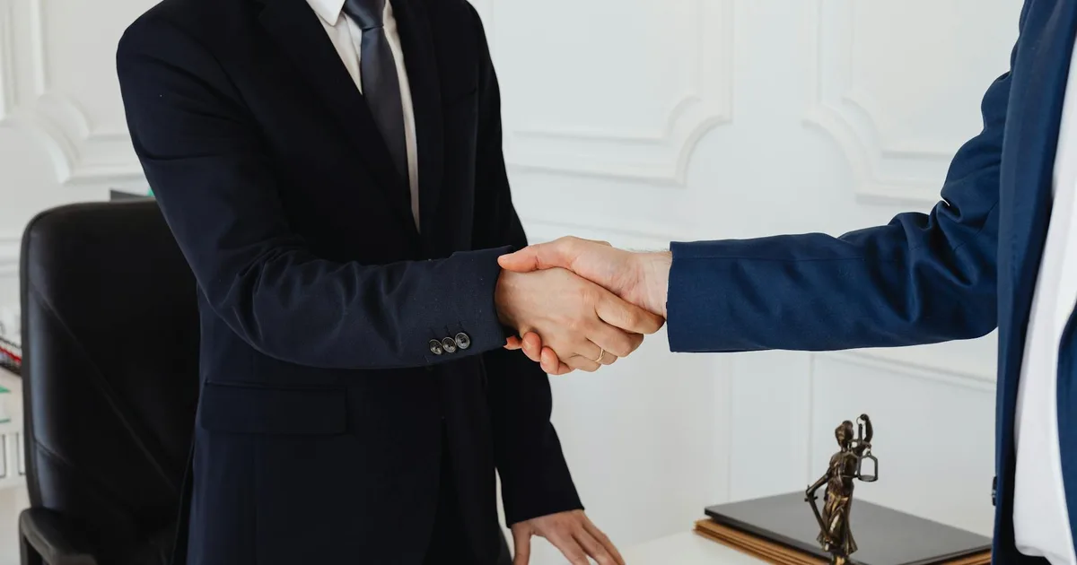 Profissional analisando documento de rescisão contratual e calculadora