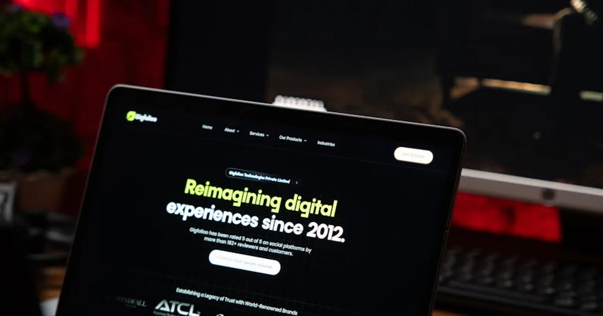 Mulher em home office olhando para tela de laptop com expressão de desconforto