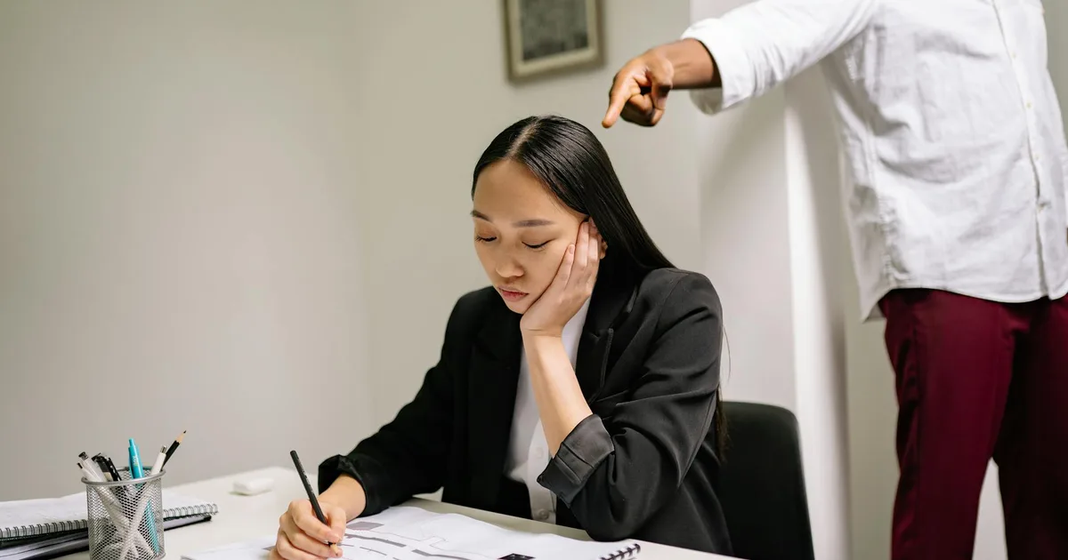 Profissional de RH analisando documento de código de conduta em reunião com advogado trabalhista