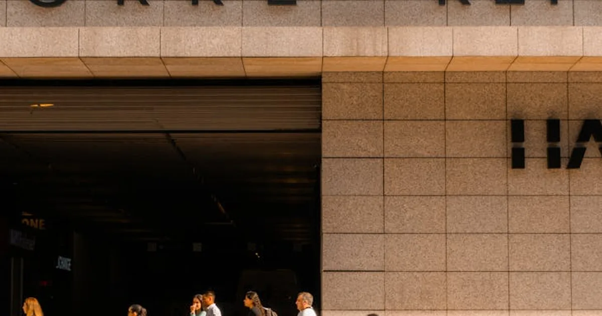 Advogado trabalhista explicando documentos sobre cargo e função para um cliente
