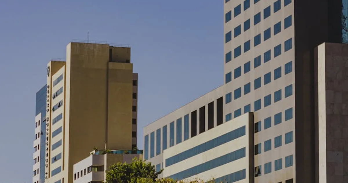 Trabalhador documentando horas extras e guardando comprovantes em seu celular