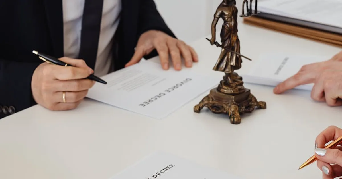 Trabalhador segurando documento de rescisão com expressão de dúvida