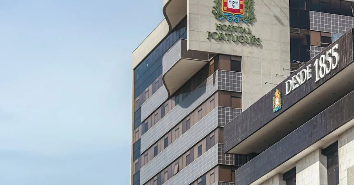 Advogado e cliente analisando documentos trabalhistas em escritório