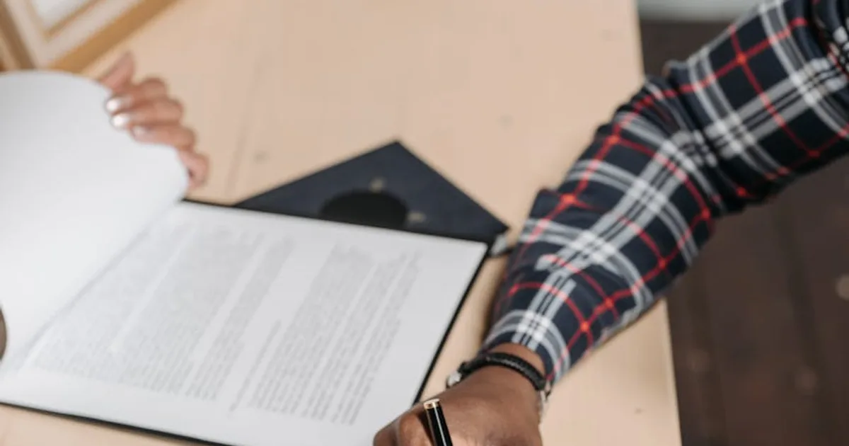 Juiz usando tablet em audiência trabalhista com gráficos e dados na tela