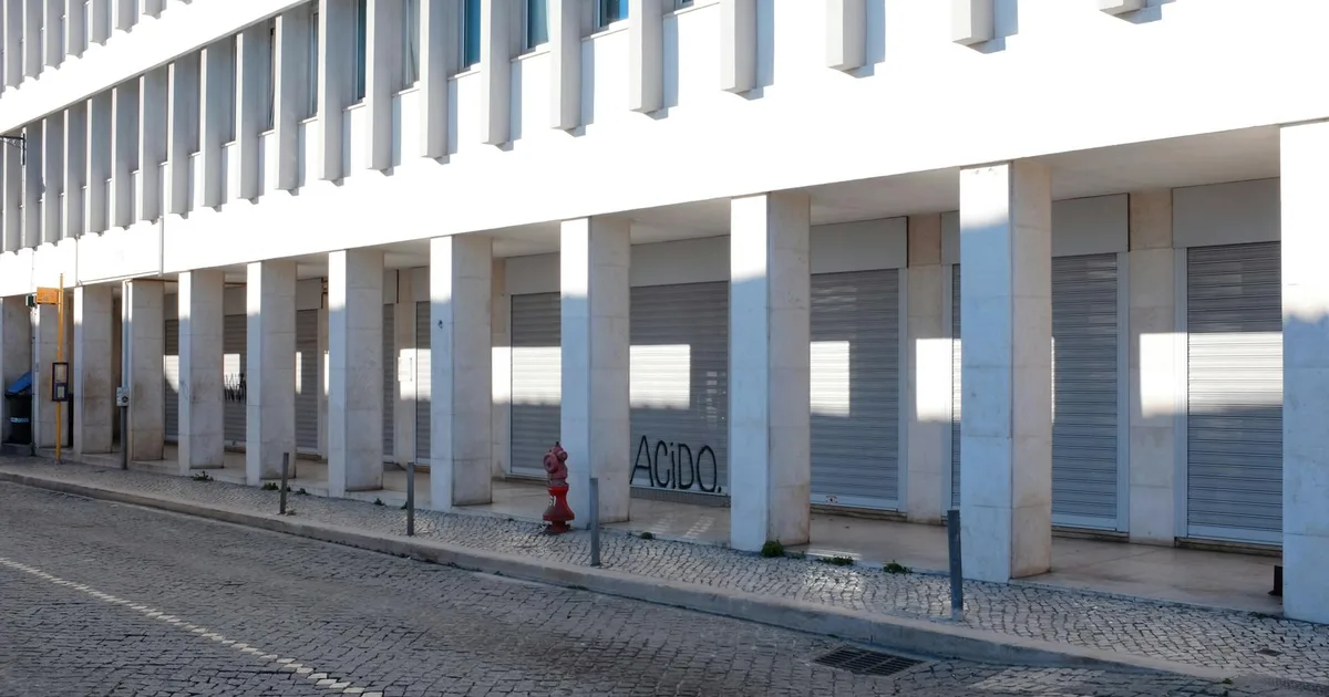 Trabalhador segurando documento judicial enquanto advogado explica processo de busca e apreensão