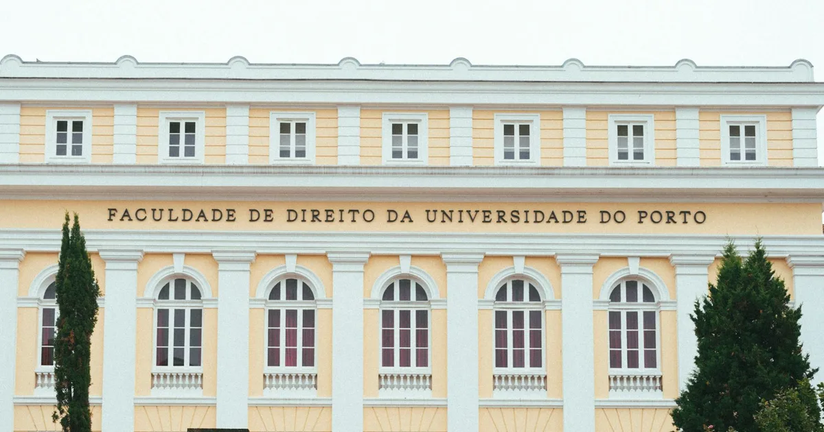 Trabalhador lendo documentos de rescisão com expressão de dúvida