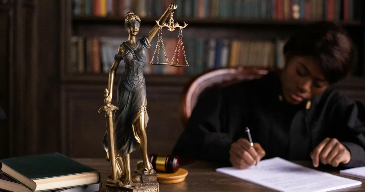 Juiz em toga em frente a um tribunal, com uma igreja ao fundo, representando conflito entre fé e imparcialidade trabalhista