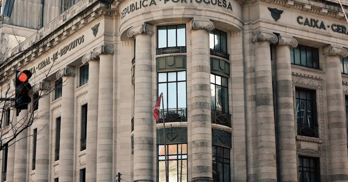 Trabalhador analisando gráfico de previsão de jornada em tela de computador