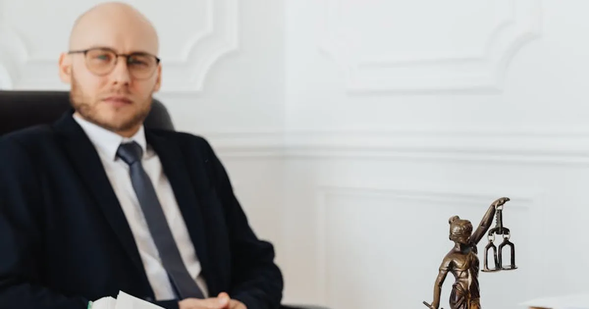 Trabalhador consultando advogado sobre horas extras não pagas