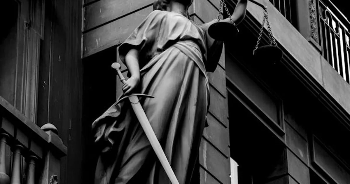 Trabalhador em conflito durante reunião com advogado trabalhista