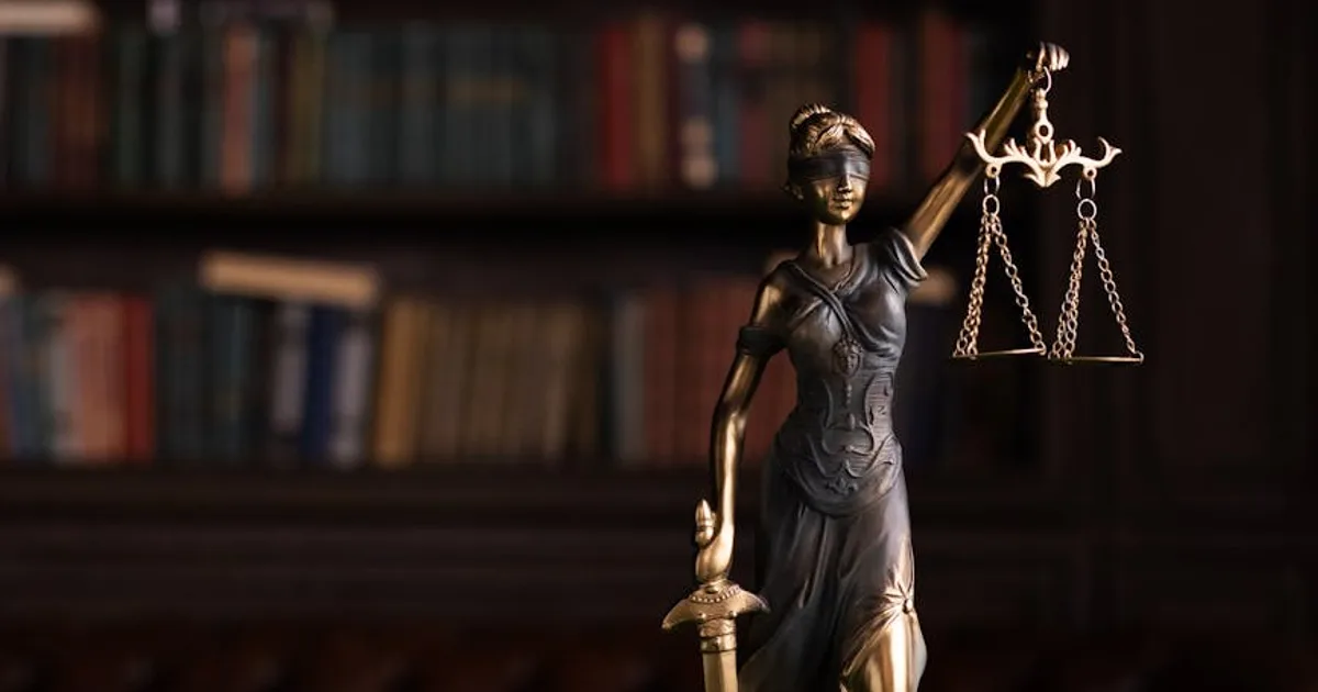 Trabalhador analisando documentos de rescisão com um advogado em um escritório