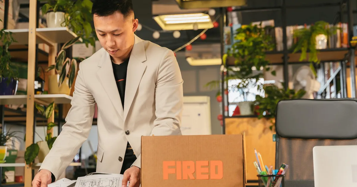 Trabalhador analisando documento de rescisão com advogado especializado